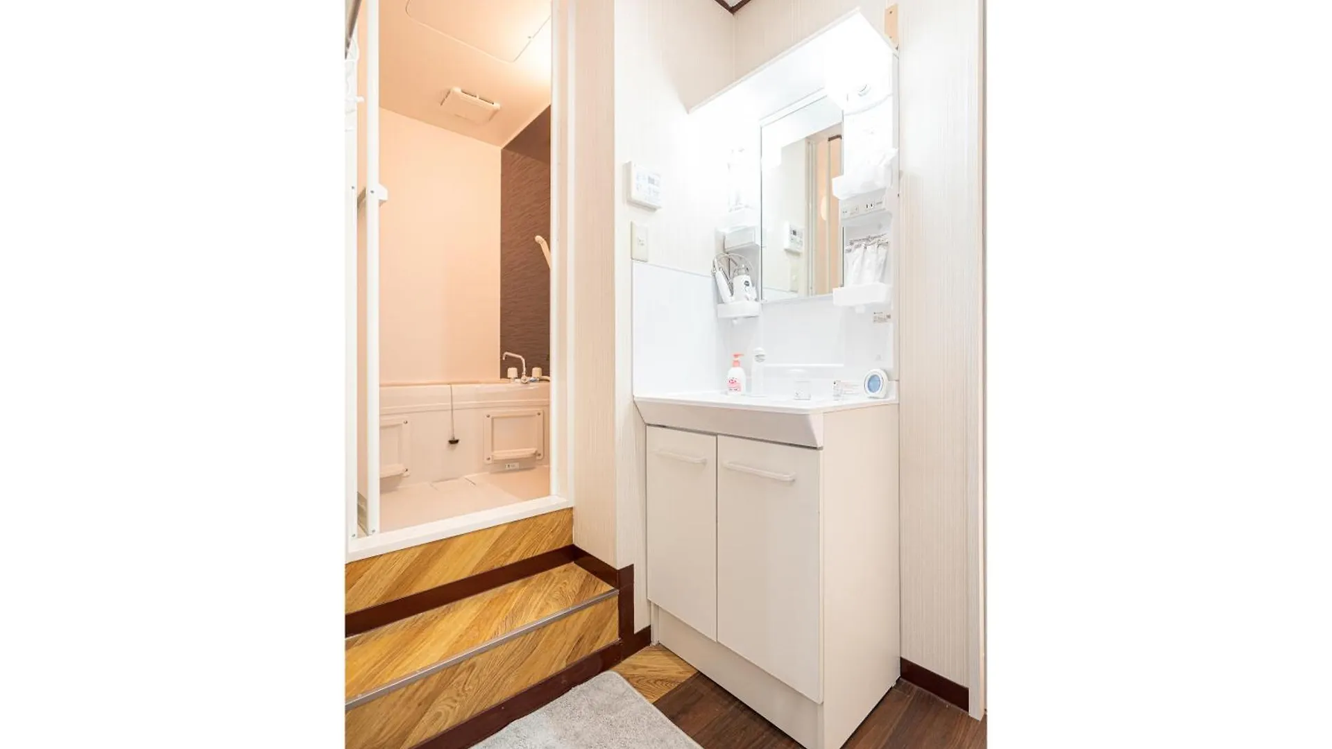 Shinjuku Convenience Hub: Steps from Shinokubo Station Apartment Tokyo 0*,